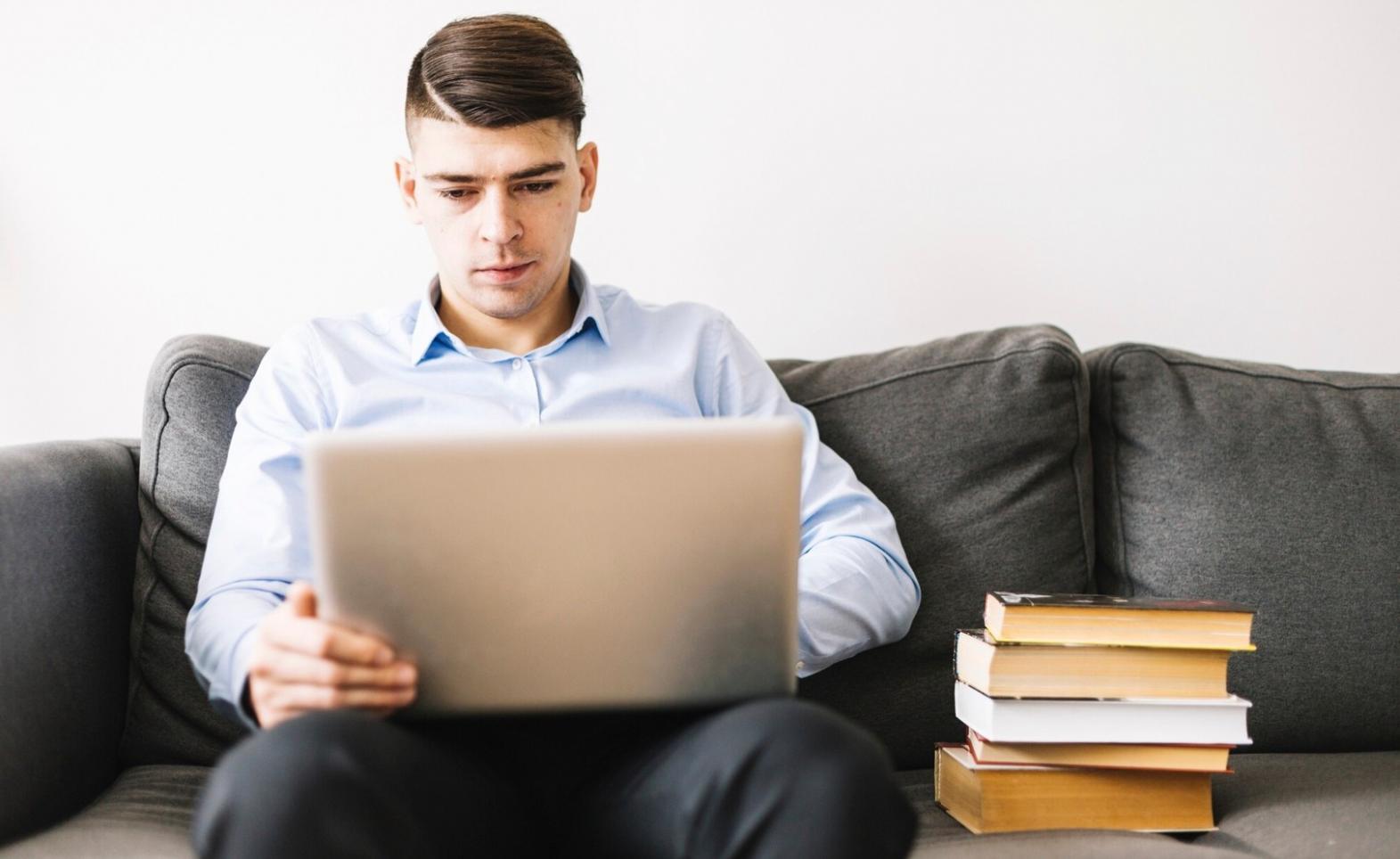 Salle de formation avec matériel pédagogique moderne