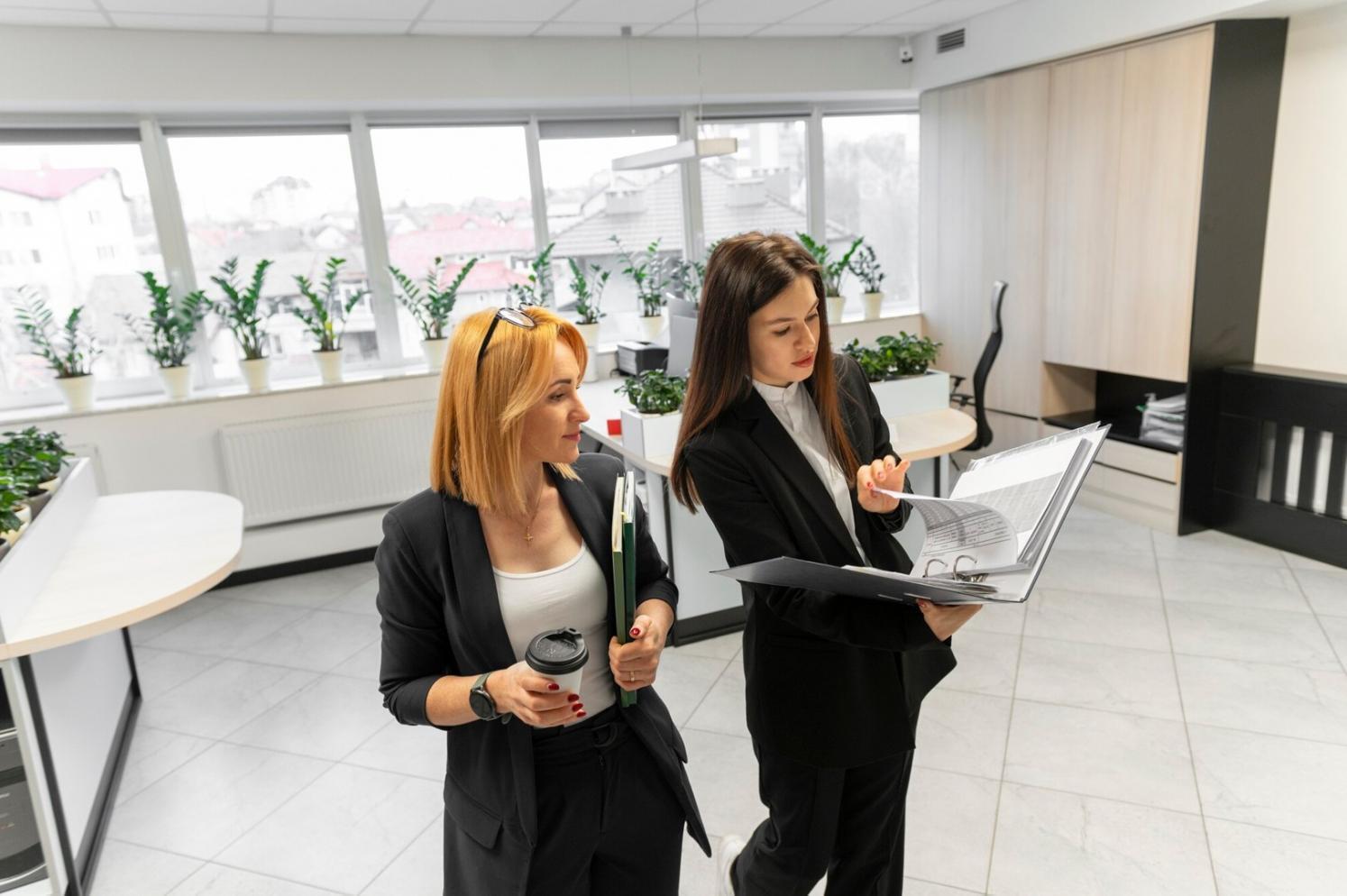 Bureau moderne avec documents financiers et calculatrice