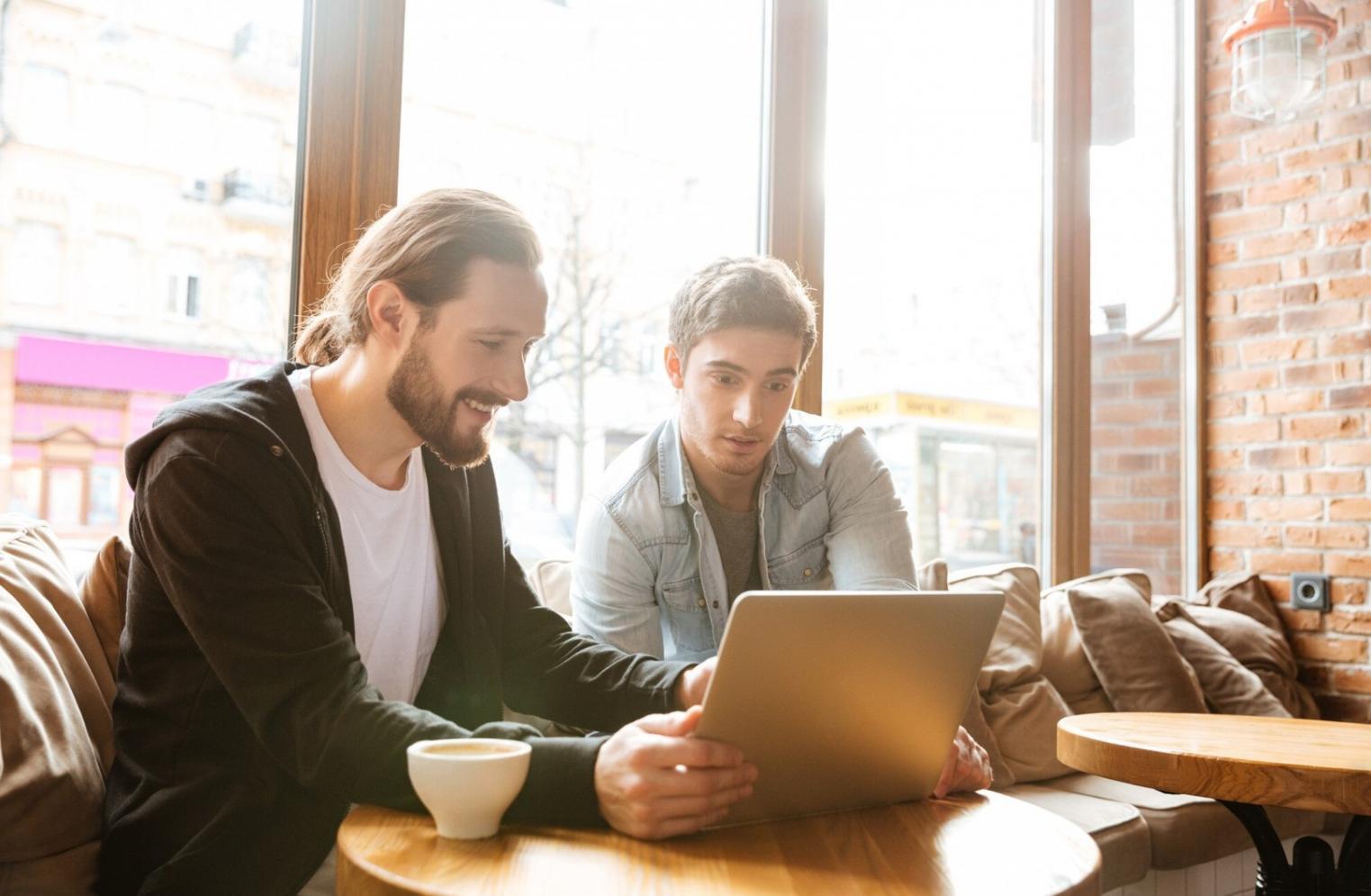 Session de formation interactive - participants apprenant les stratégies de gestion financière